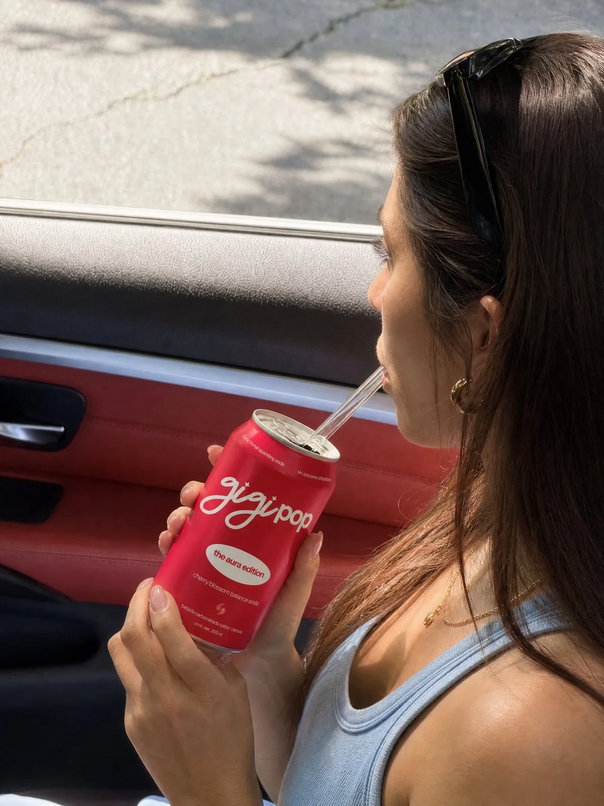 chica tomando gigi pop en el coche