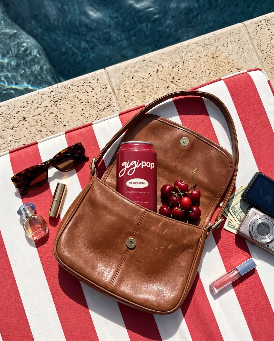 flat lay de gigi pop con accesorios