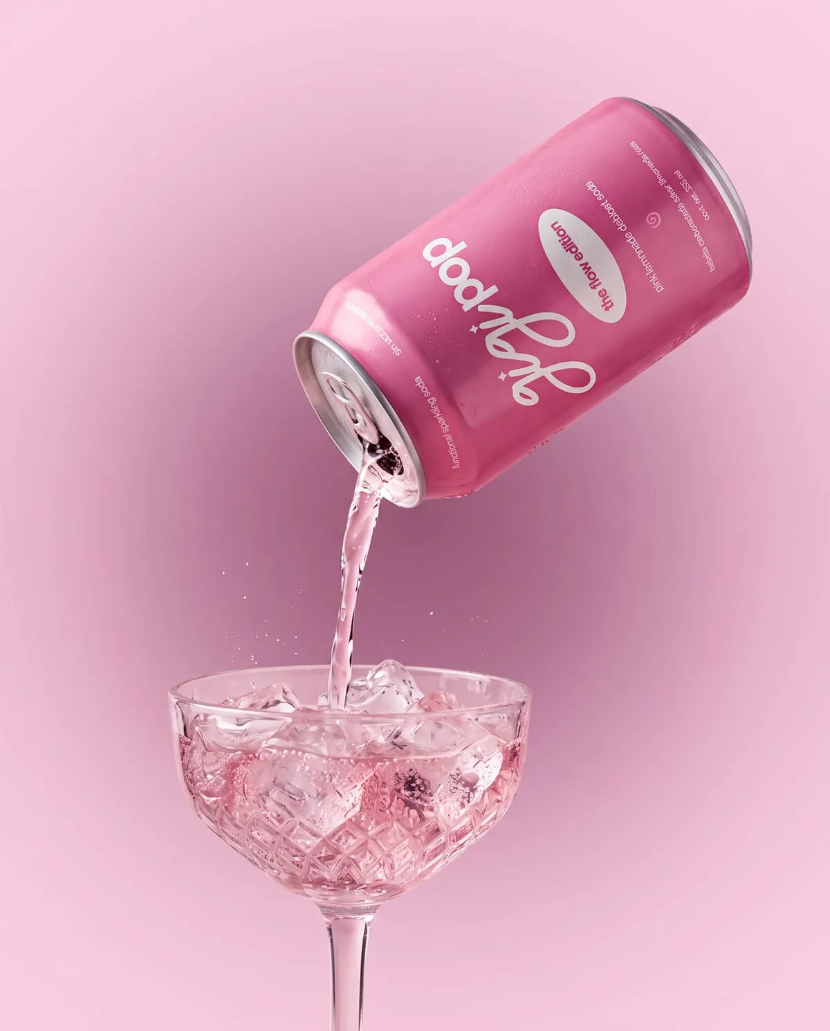 gigi pop flow sirviéndose en una copa